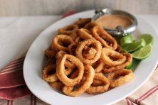 Жареные кольца кальмара и креветки