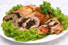 Макароны и мясные рулеты с черносливом 